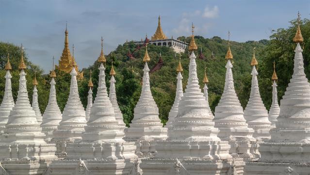 Der "Sandamuni Paya" wurde in Mandalay gebaut.  In den kleinen Pagoden des Tempels wird je eine Seite des Kommentars zum Tipitaka gezeigt. Darum nennt man diese Anlage "das grösste Buch der Welt".
